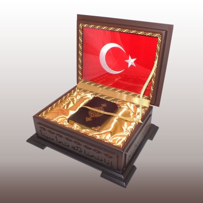 KUR'ÂN BAYRAK KENAR DEKORLU KUTU KUR'ÂN BAYRAK KENAR DEKORLU KUTU